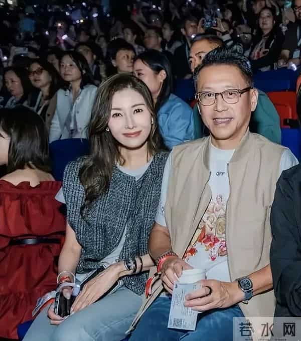 李嘉欣晒照引发热议,左手46万手表,右手10万黄金手镯,太壕气!