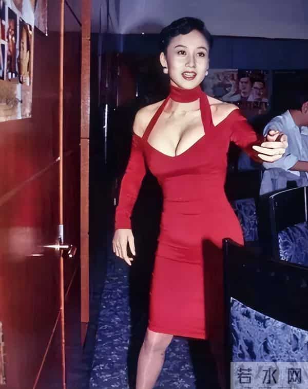 风水轮流转！看了62岁李连杰和63岁利智的合照，风光背后满是心酸