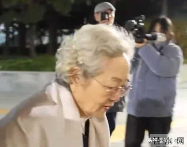 韩娱众星送行李顺载:金英玉靠搀扶出席,崔智友尹恩惠表情严肃