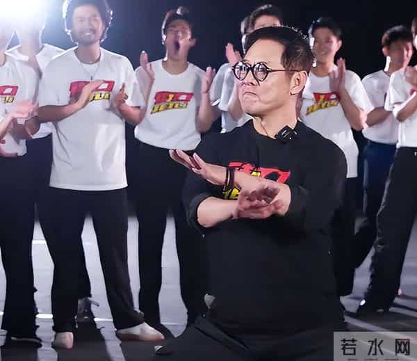 风水轮流转！看了62岁李连杰和63岁利智的合照，风光背后满是心酸