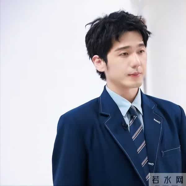 母亲是著名演员,父亲上亿家产,他却跑龙套10年,他到底怎么想的