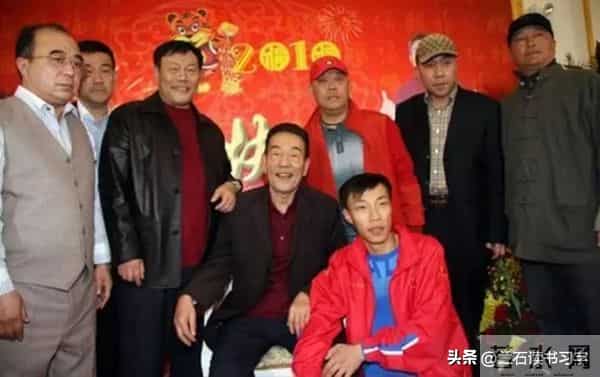 杨少华长子杨威,与儿子杨化然,拍视频:嘛钱不钱的乐呵乐呵得了