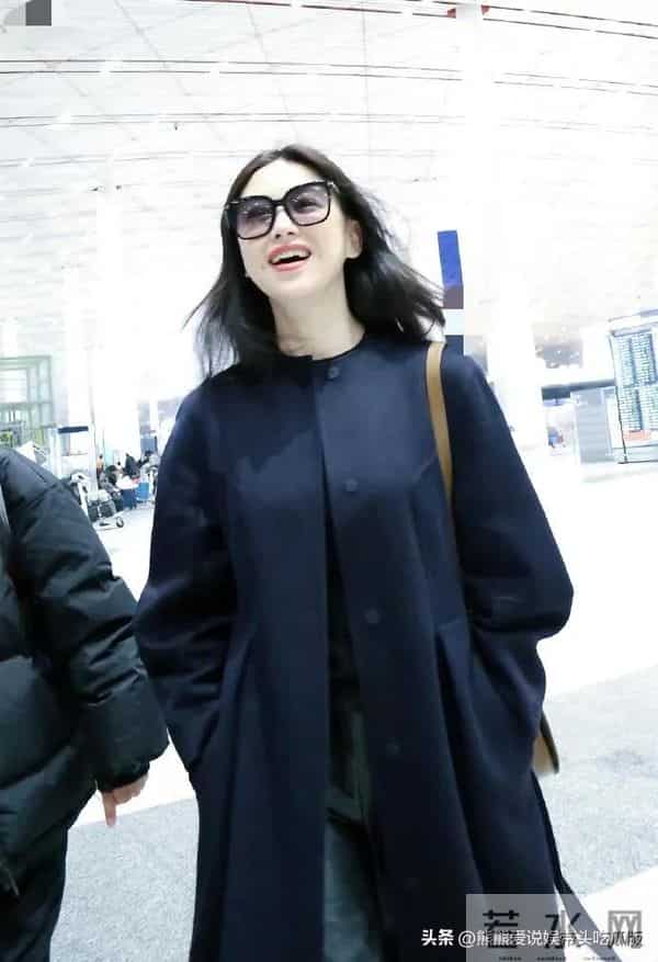 朱珠的气质真是出挑!穿黑色圆领大衣+牛仔裤,时髦又高级!