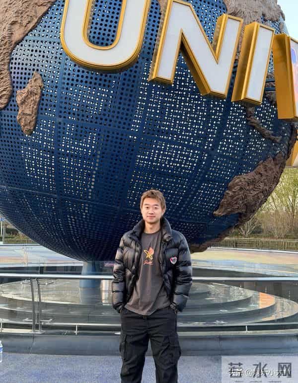 赵子豪打卡北京环球影城,穿黑羽绒服双手插兜好帅 网友-带上东哥