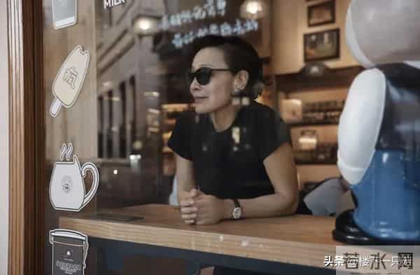 64岁陈冲游鼓浪屿 黑T配牛仔裤喝咖啡 素颜不医美 优雅老去好洒脱