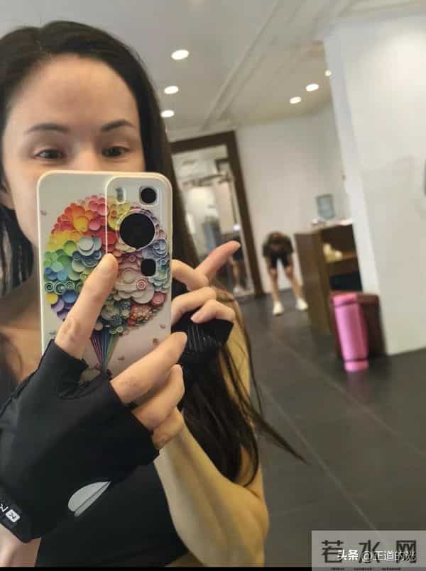 60岁李若彤晒腹肌 练到汗如雨下 公开招聘团队成员 要求每天跟她跳操