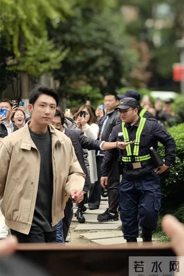 黄景瑜今日上班路透,美拉德风造型好帅气呀,真行走的衣架子呀!