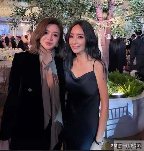 刘嘉玲出席好友婚礼,穿蕾丝透视裙秀身材,却被全裹的关之琳抢镜