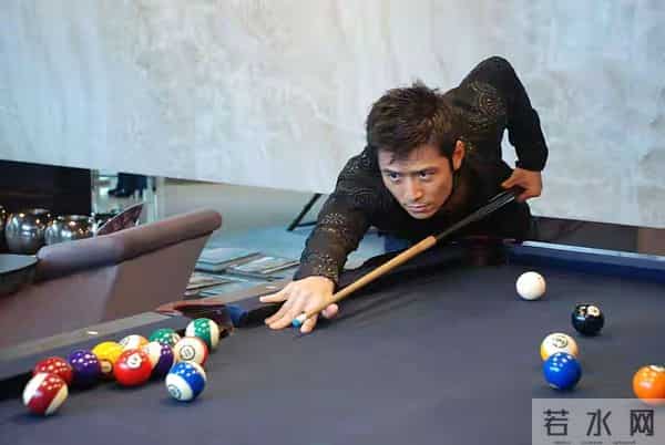 TVB前男星内地被偶遇，发际线引热议，56岁仍单身，曾被传同性恋