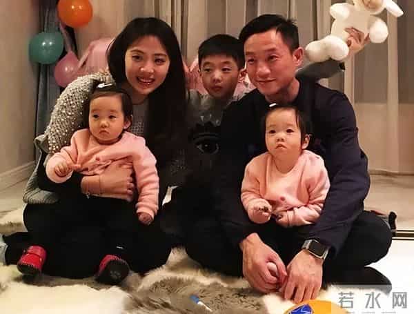 杨威一家武汉露营被偶遇,杨云面黄唇白气色差,低调看房欲买豪宅