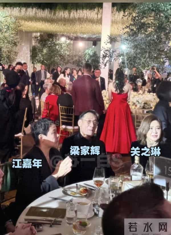 关之琳裹着丝巾和关颖同框,表情不大自然,邱淑贞和老公像两代人