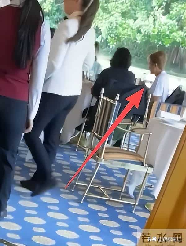 王心凌吴克群被偶遇，带同款项链穿情侣衣，男方人到中年体态拉跨