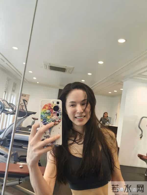 60岁李若彤晒腹肌 练到汗如雨下 公开招聘团队成员 要求每天跟她跳操