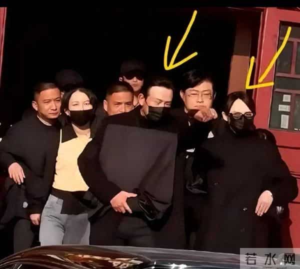 罗父葬礼结束后，罗晋和唐嫣一同乘车回别墅，俩人并肩同行很恩爱