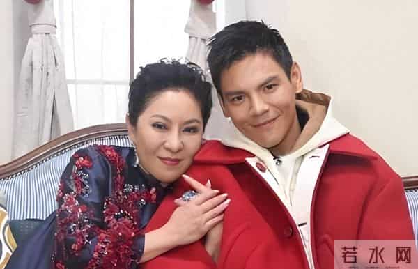 出轨风波2个月后，独自带娃逛街的郭碧婷，揭开了向佐仅剩的体面