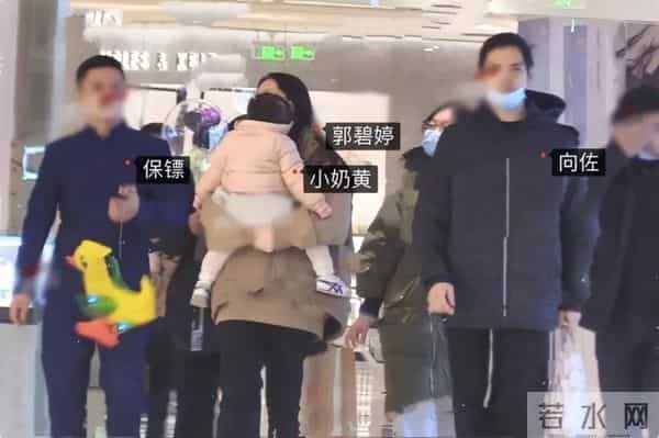 出轨风波2个月后，独自带娃逛街的郭碧婷，揭开了向佐仅剩的体面