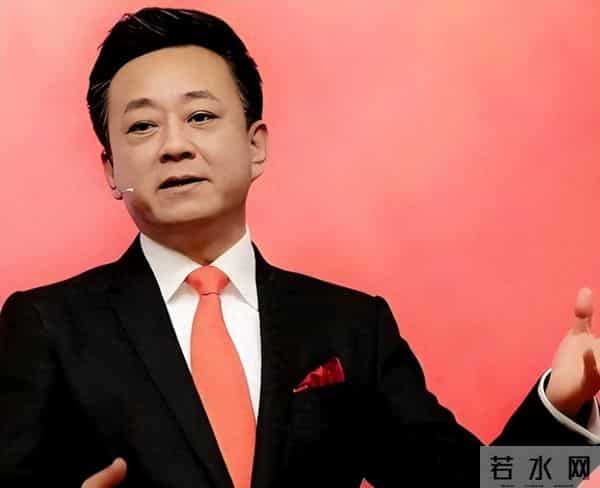 朱军带着很漂亮的老婆现身北大,四年冤屈过去,早已不再年轻