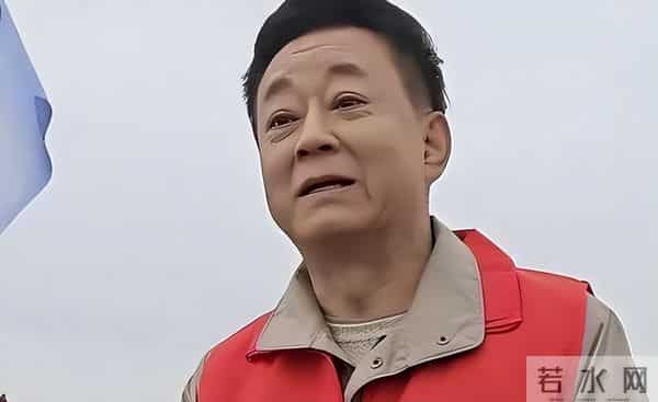 朱军带着很漂亮的老婆现身北大,四年冤屈过去,早已不再年轻