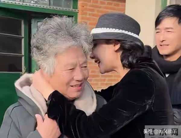 程莉莎随郭晓东回农村,穿3万大衣喊冷,吃烤地瓜笑得比谁都甜