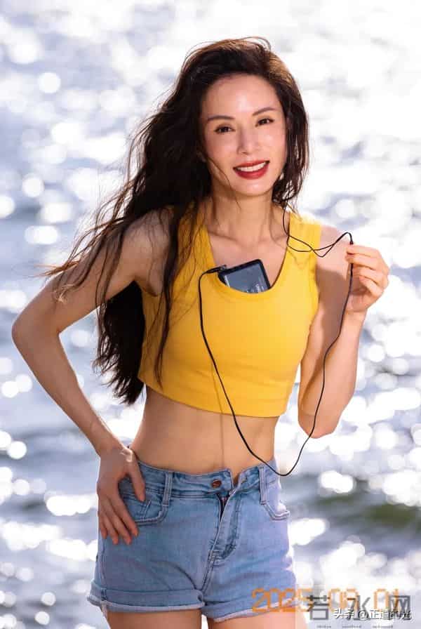 60岁李若彤晒腹肌 练到汗如雨下 公开招聘团队成员 要求每天跟她跳操