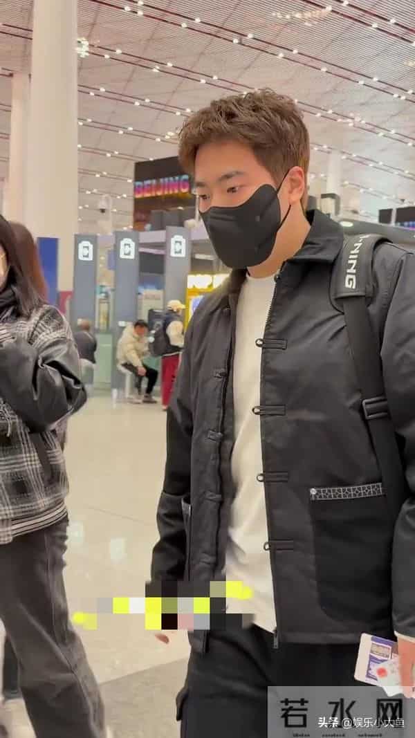 梁靖崑出发成都混团世界杯机场照,穿黑色中式棉服,发型帅酷有型