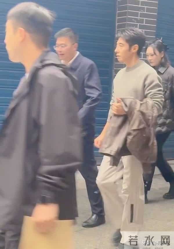 49岁撒贝宁在四川街头被偶遇，他身材保养很好，穿着朴素平易近人