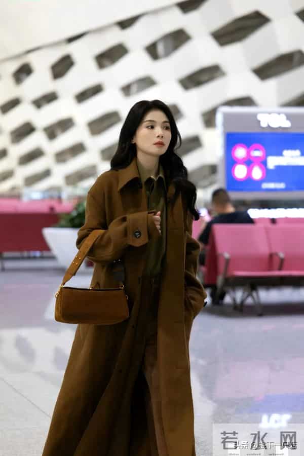 机场偶遇刘涛美拉德穿搭 47岁脸又小又白 走路带风 不穿秋裤又酷又飒