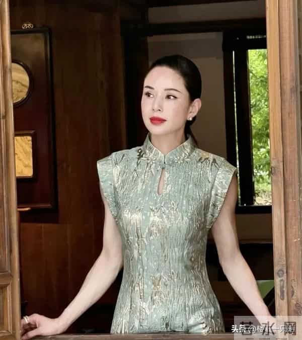 小龙女李若彤素颜晒马甲线 两颊凹陷 法令纹明显 60岁不做医美只运动