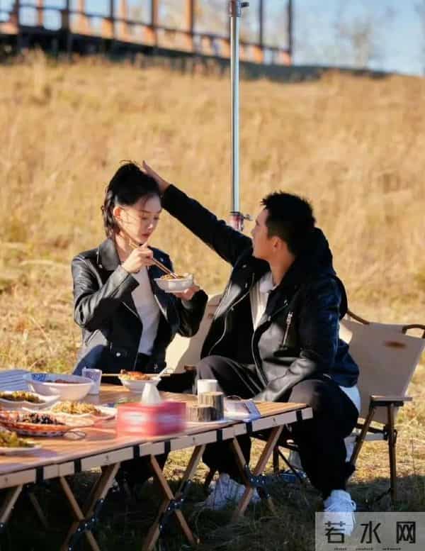 郑恺带老婆吃火锅被偶遇!苗苗穿着家居服出来,喝奶茶吃肉不怕胖