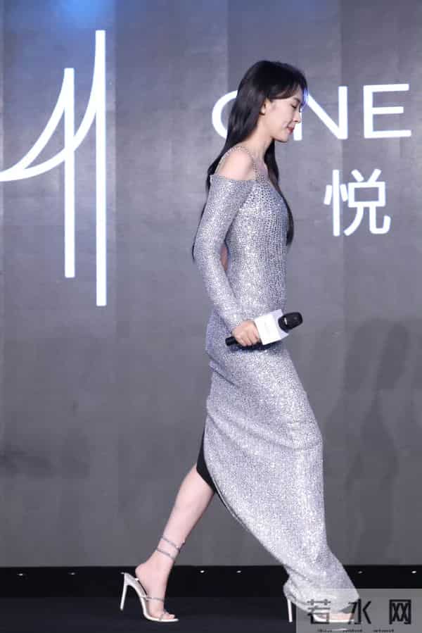 童瑶活动现场脚踩高跟,真是女神级别