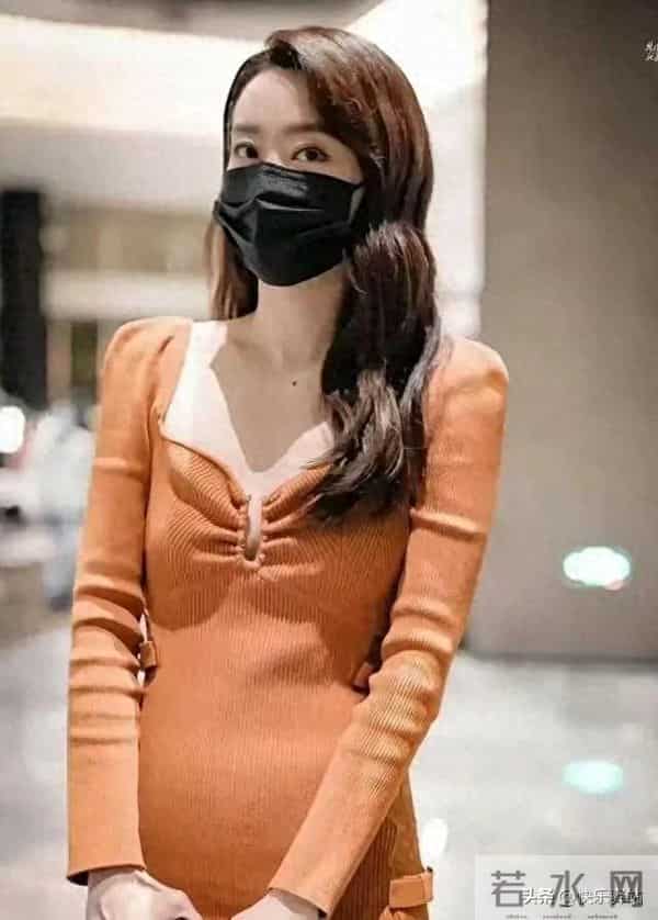 张小斐瘦得胸都没有了,居然还有小肚子,可见减肥真的太难了!