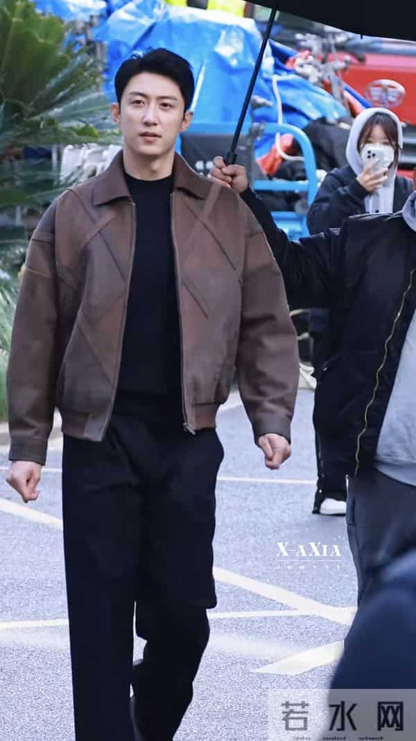 黄景瑜今日上班路透,美拉德风造型好帅气呀,真行走的衣架子呀!