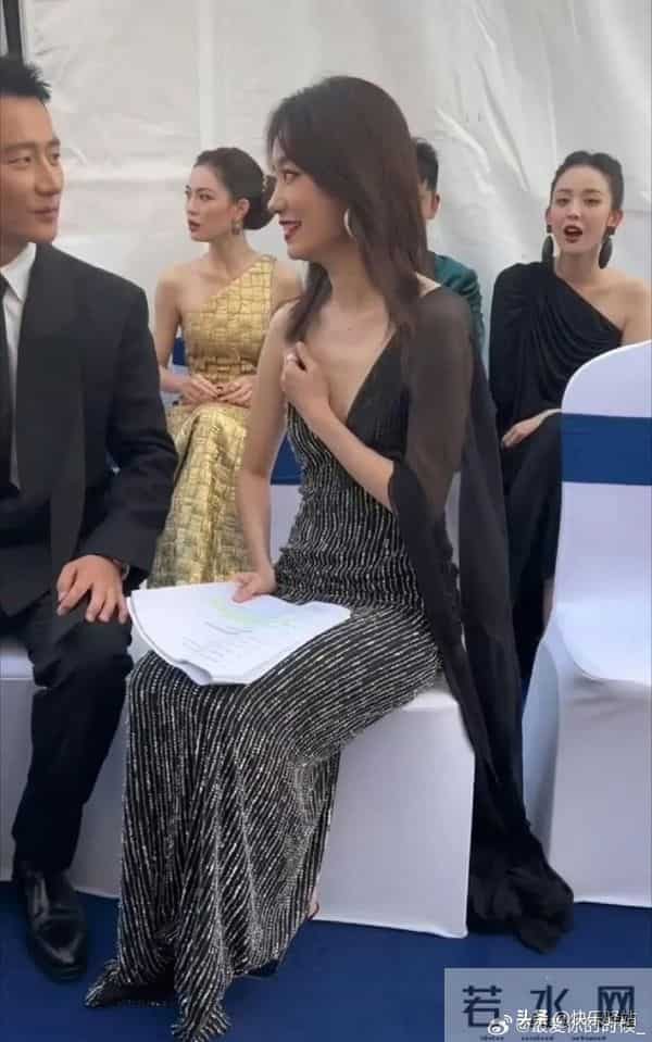 张小斐瘦得胸都没有了,居然还有小肚子,可见减肥真的太难了!