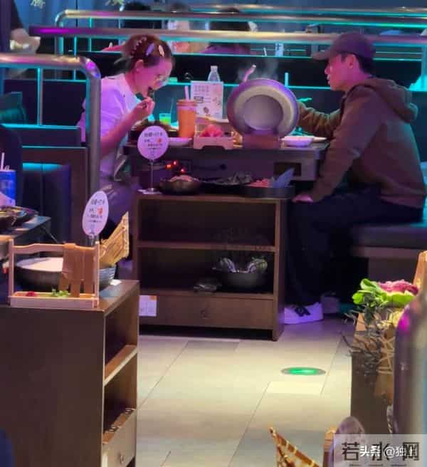 火锅店偶遇郑恺,苗苗“家庭主妇”土味穿搭,哪里像个女明星?