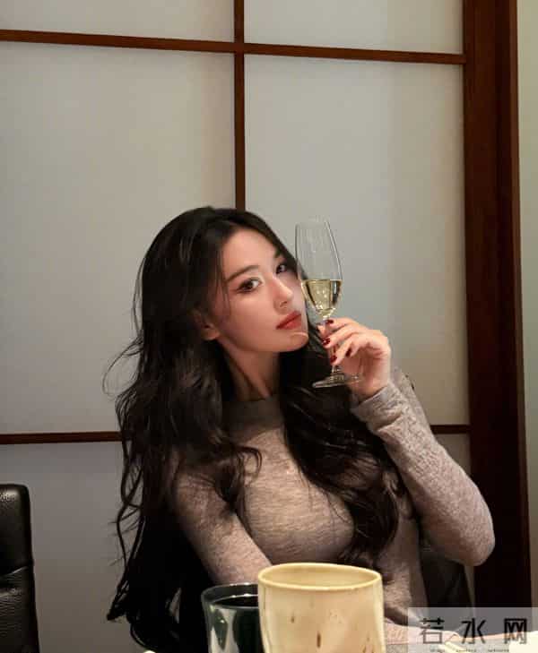 张馨予健身状态绝了，紧身衣勾勒好身材，素颜嫩到发光。