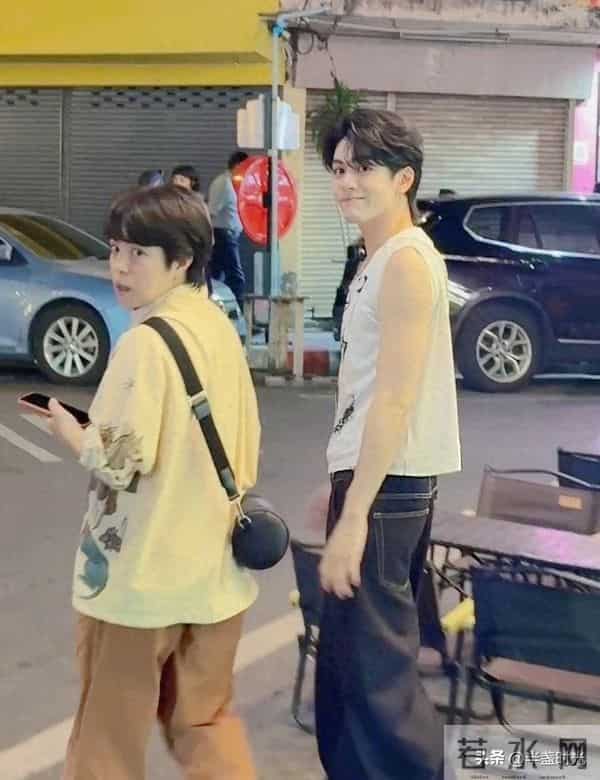 曾舜晞在马来西亚被偶遇,他的脸好帅啊,皮肤好白,眼睛大大的
