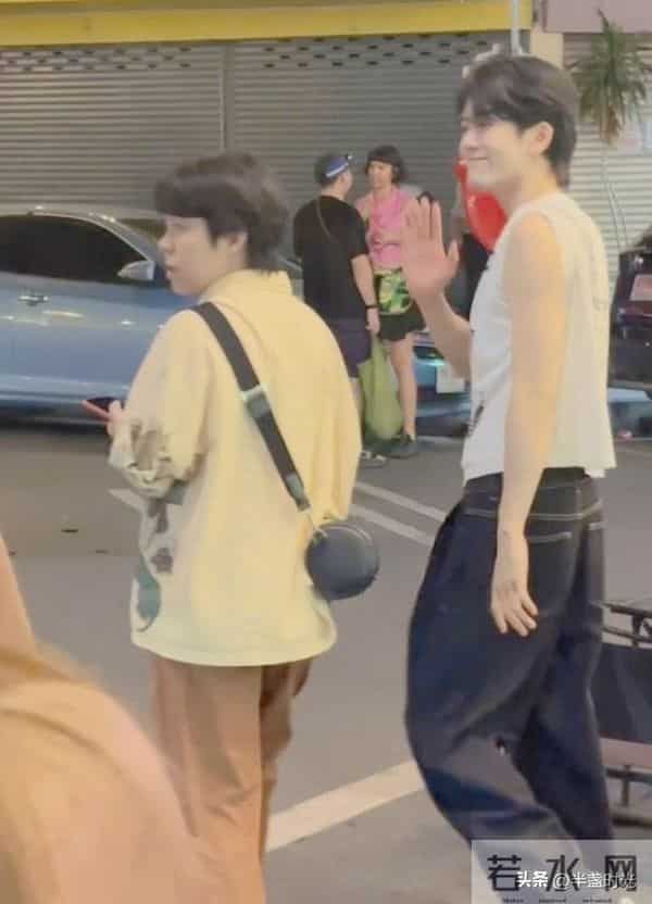 曾舜晞在马来西亚被偶遇,他的脸好帅啊,皮肤好白,眼睛大大的