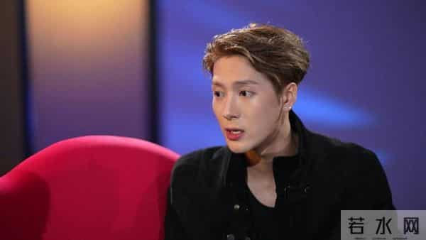 王嘉尔自爆曾烂醉睡街 为职业需求做医美整骨：艺人太不容易了！