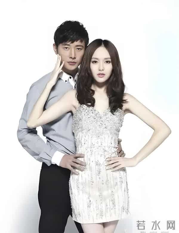 明星夫妻现身餐厅,传婚变却未松手,孝带暗藏玄机。