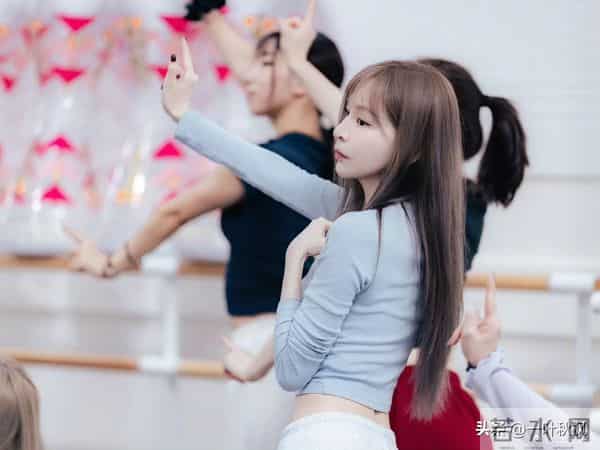 王心凌日常彩排照片流出,网友-注意力都被她的身材给吸引了