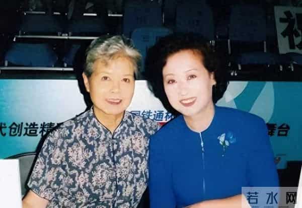 她是央视著名主持人，退休8年被央视返聘，今74岁被誉为最美姥姥