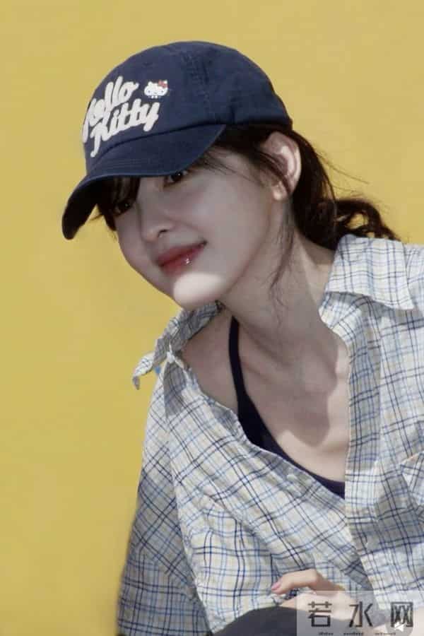 章若楠广州被偶遇，本人好美好漂亮元气十足，脸小超级有气质呀！