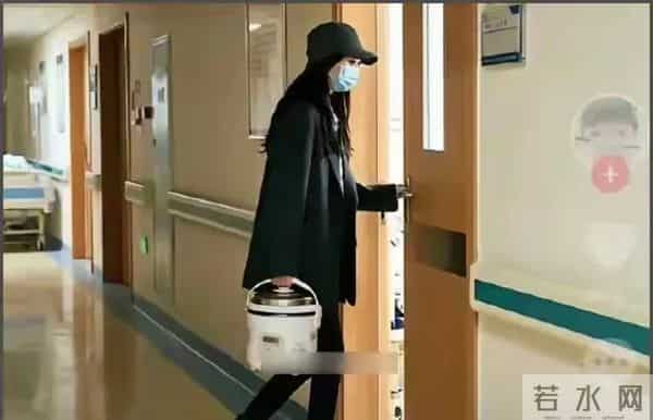 葬礼结束后,唐嫣微博首度发声,与罗晋北京小区同框,举止亲密