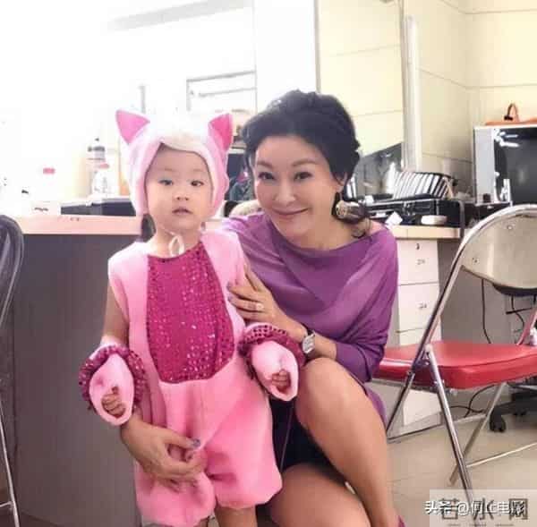 52岁王小骞不后悔回归家庭，矮小症女儿迎来逆袭，她的付出很值得