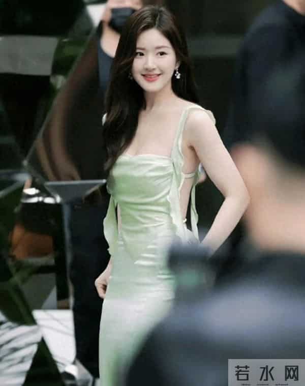 27岁赵露思太丰满，露背紧裙都兜不住好身材，难怪直男都喜欢她