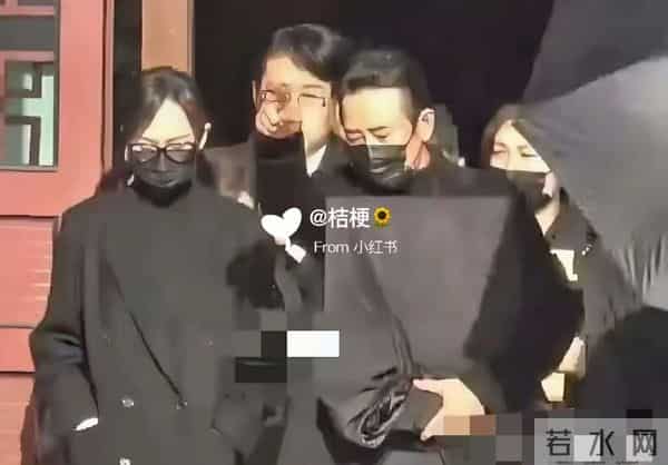 唐嫣罗晋葬礼结束后，手挽手一起回家，下车后先扔垃圾向别墅走去