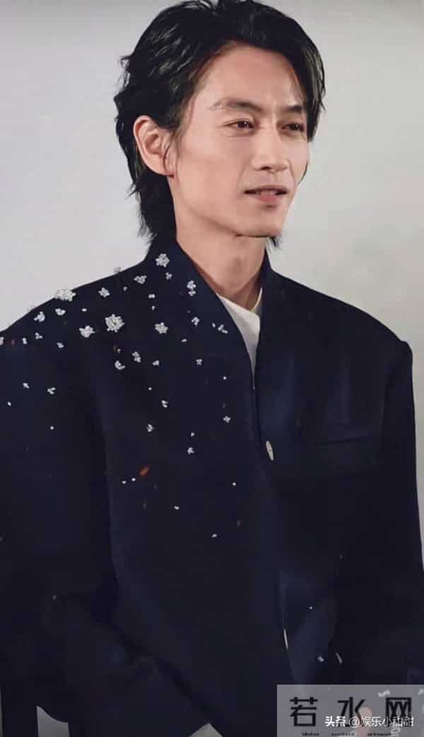 太心疼!陈晓瘦脱相仅剩骨架,虚弱扶膝,被迫营业画面全网心碎!