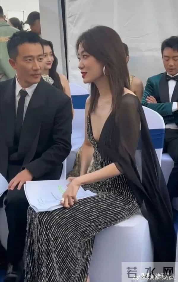 张小斐瘦得胸都没有了,居然还有小肚子,可见减肥真的太难了!