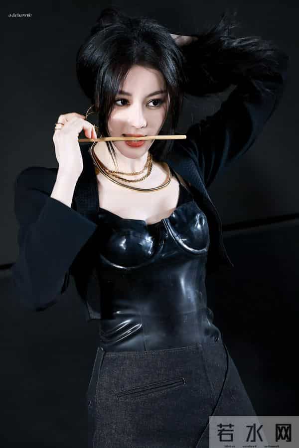 迪丽热巴今日线下活动皮衣内搭,这也太撩了,身材真棒