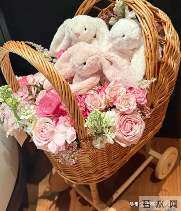 方媛晒小女儿满月照,恢复神速大秀好身材,就连皮肤也光滑透亮